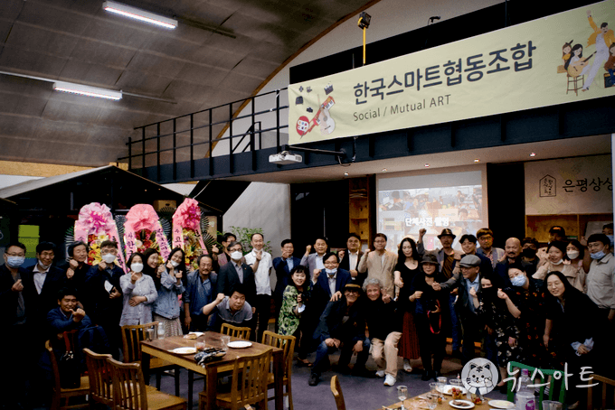 [뉴스아트] "이제 우리끼리 돕는다"…금융 소외 예술인들의 7억 원짜리 반란