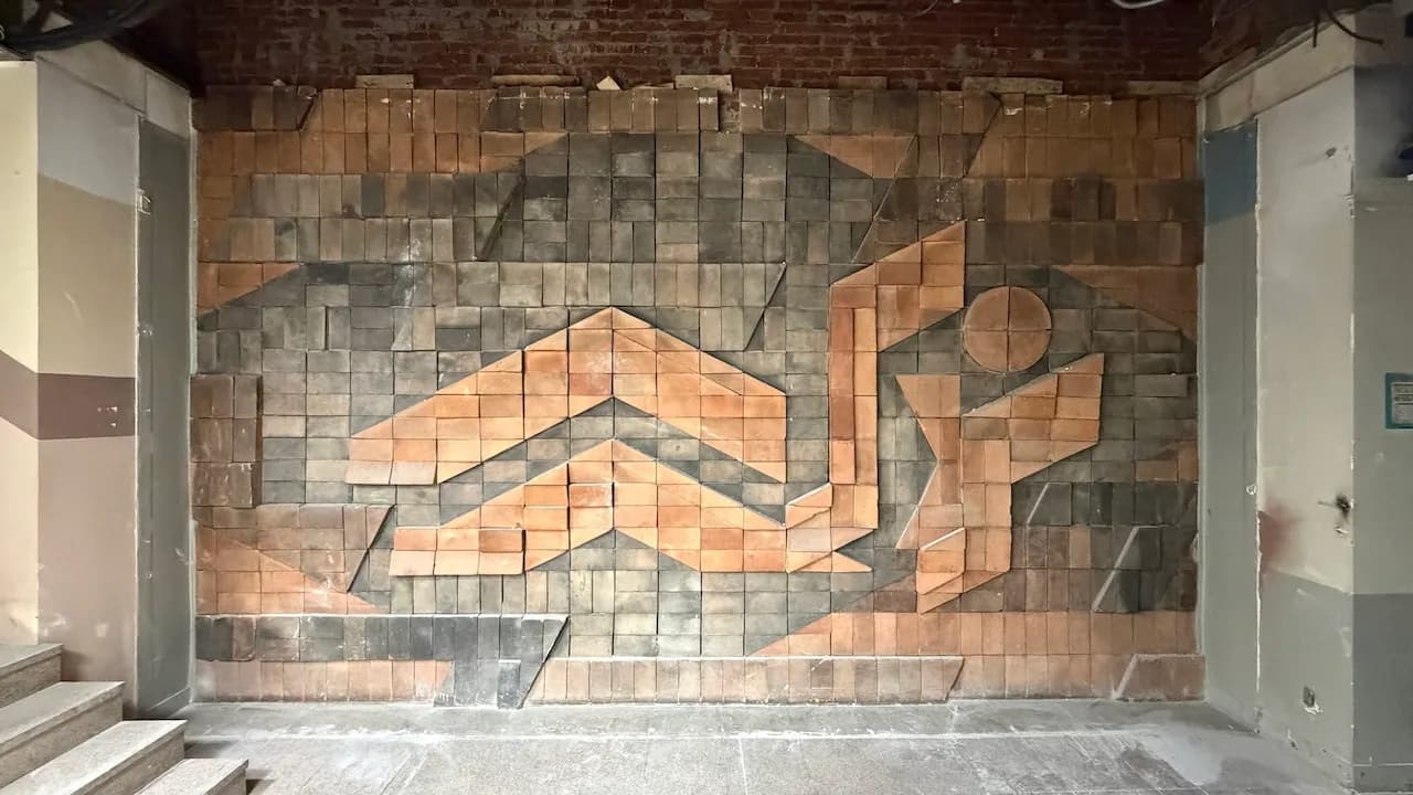 오윤·오경환·윤광주, 1973 — 구의동 지점 내벽 테라코타 부조 — 다른 벽면