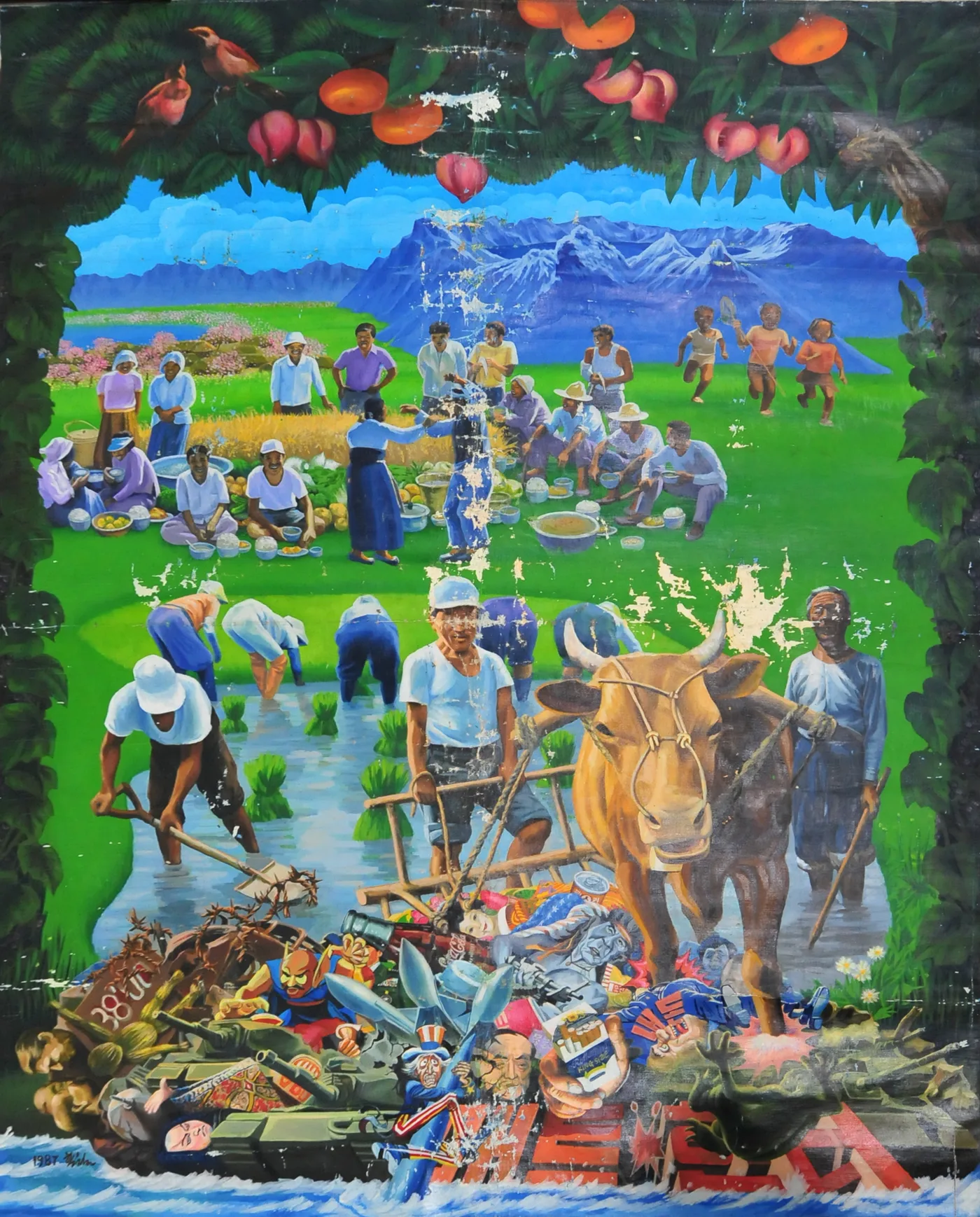 신학철, 〈모내기〉, 1987 — 초록 논에서 농부들이 모를 심고 소를 몰며, 위쪽에는 산 아래 들판에서 사람들이 둘러앉아 잔치를 벌이고, 화면 아래에는 탱크와 코카콜라와 엉클샘이 뒤엉킨 잔해가 쌓여 있다. 왼쪽 아래에 '1987' 서명과 곳곳에 벗겨진 자국이 보인다