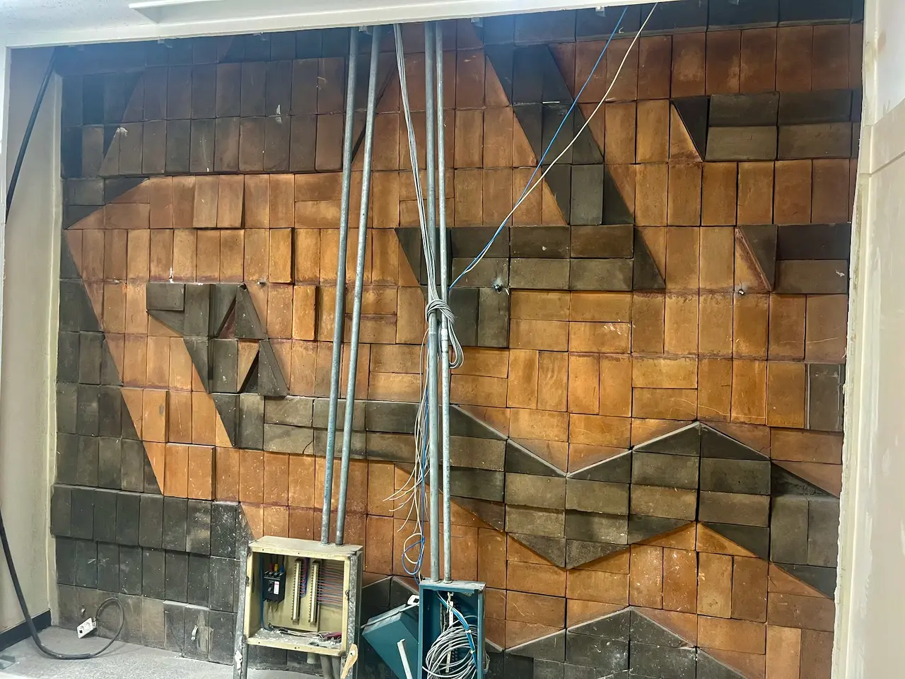 오윤, 1974, 테라코타 벽화 — 정면(인체 부조)